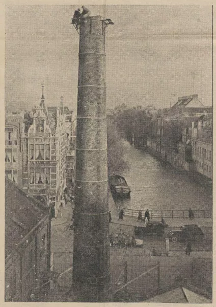 Afbeelding uit: februari 1939. Slopers aan het werk op de schoorsteen. Opblazen was geen optie, hier midden in de stad.