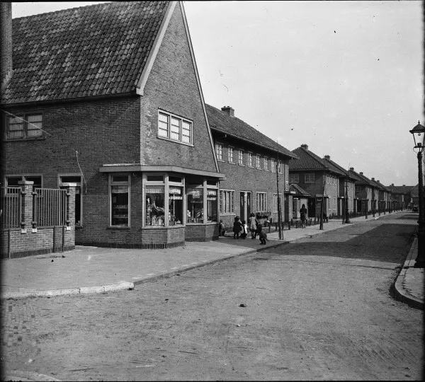Afbeelding uit: mei 1931. De oneven zijde van de straat, beginnend met de bakkerswinkel op nummer 1.
Bron afbeelding: SAA, bestand 5293FO001147.