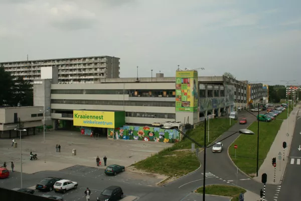 Afbeelding uit: augustus 2007. Parkeergarage Kleiburg met winkelcentrum Kraaiennest. Links op de achtergrond de woonflat.