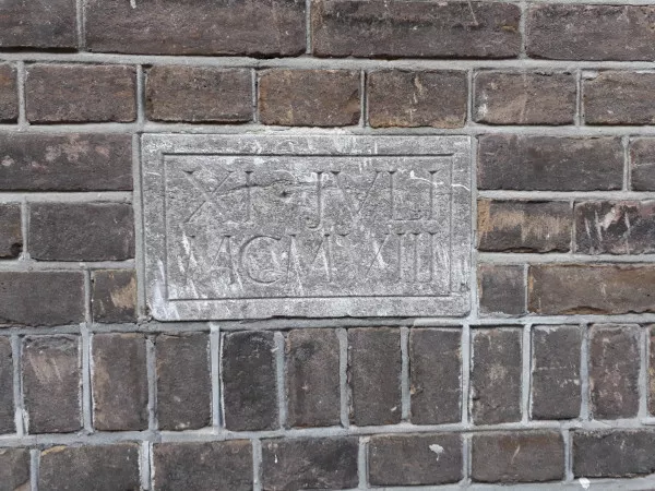 Afbeelding uit: maart 2019. Eerste steen, gelegd op "XI JVLI MCMVIII", 11 juli 1908.
