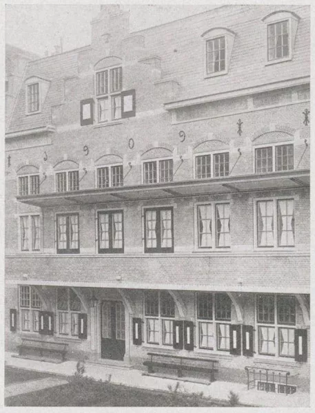 Afbeelding uit: onbekend. Architect Duncker ontwierp in 1910 een novicenhuis voor het complex, met aan een binnenplaats deze gevel in oud-Hollandse stijl.