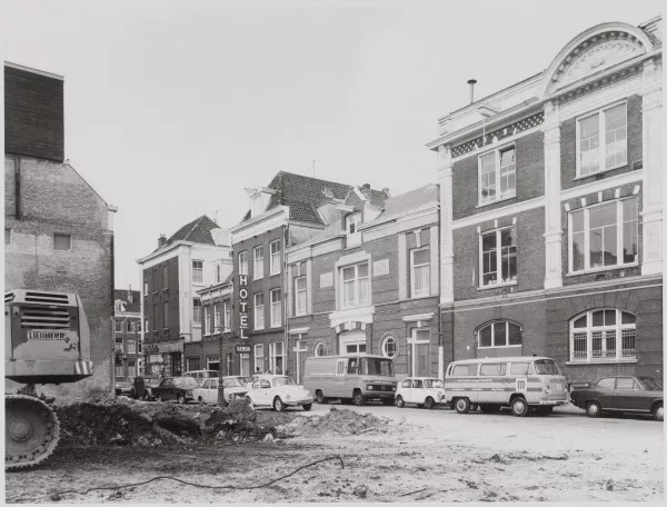 Afbeelding uit: mei 1972. In het midden het voormalige koetshuis. De foto is gemaakt toen de huizen aan de overkant, eveneens koetshuizen, waren afgebroken.
Bron afbeelding: SAA, bestand 010122029196.