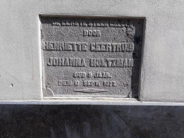 Afbeelding uit: maart 2019. "De eerste steen gelegd/ door/ Henriette Geertruida/ Johanna Holtzman/ oud 9 jaar./ Den 17 sept. 1872"