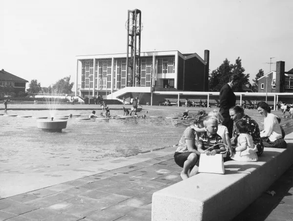 Afbeelding uit: mei 1966. Op de voorgrond het pierenbadje op het plein.
Bron afbeelding: SAA, bestand 10009A000092.