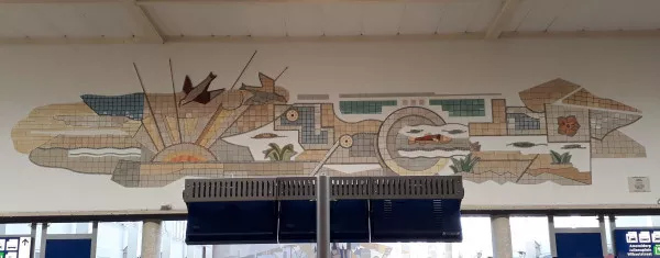 Afbeelding uit: april 2019. Dit mozaïek met de nietszeggende naam 'Compositie' maakte Peter Alma in 1958 voor het Marnixbad. Bij de sloop van het zwembad kreeg het in 2003 een plek in de dwarshal van het station.