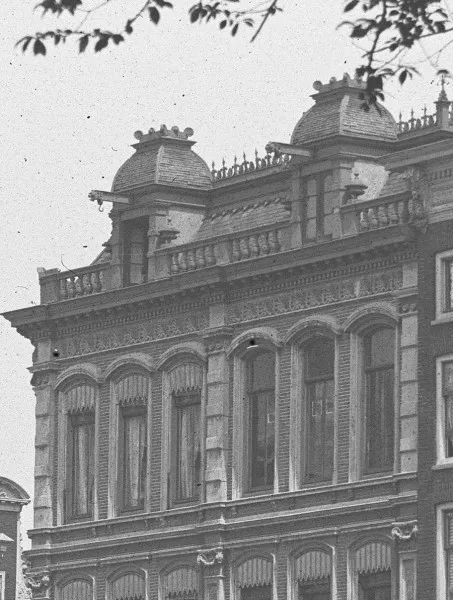 Afbeelding uit: 1890. Uitsnede van de foto van Jacob Olie. Hier zijn de opbouwen op de dakkapellen goed te zien.