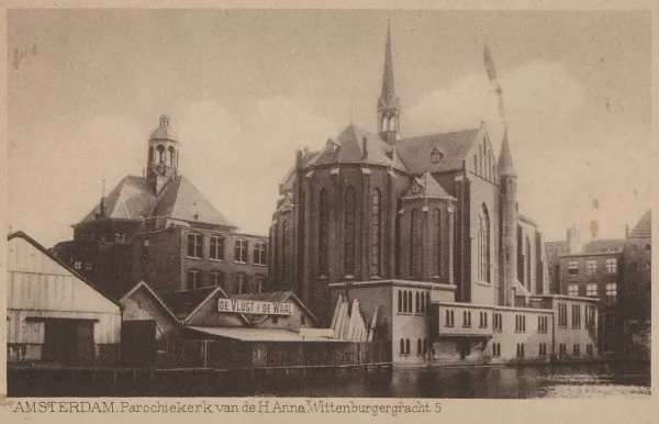 Afbeelding uit: circa 1920. De Sint Annakerk, aan de Wittenburgervaart. Links de Oosterkerk.  Deze ansichtkaart was een uitgave van de N.V. Luxe Papierwarenhandel v/h Roukes & Erhart, Baarn.
Bron afbeelding: SAA, bestand PBKD00149000002.