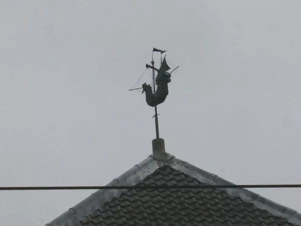 Afbeelding uit: mei 2019. Op het dak staat een windvaan in de vorm van een koggeschip.