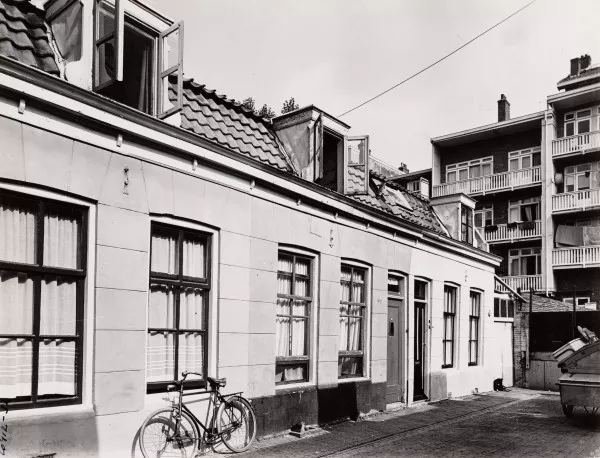Afbeelding uit: circa 1940. Hier is nummer 41 (in het midden) nog een woonhuis. De gevel werd circa 1965 flink aangetast toen het huis een bergplaats werd.
Bron afbeelding: SAA, bestand 010009011573.