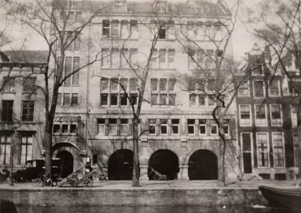 Afbeelding uit: 1932. Boven de linker poort staat 'Boekhuis'; boven de andere drie de naam van de vereniging.
Bron afbeelding: SAA, bestand OSIM00002004026.