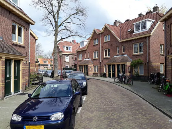 Afbeelding uit: april 2019. Gerenoveerde huizen in de Bremstraat.