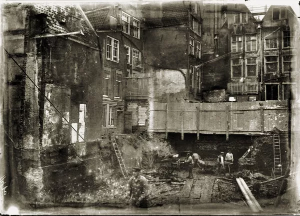 Afbeelding uit: 1908. Schilder en fotograaf Breitner legde in 1908 de bouwput vast.
Bron afbeelding: SAA, bestand 010104000146.