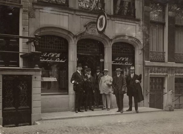 Afbeelding uit: circa 1916. Op de ramen staat "A.N.W.B. Toeristenbond voor Nederland".
Bron afbeelding: SAA, bestand OSIM00002000051.