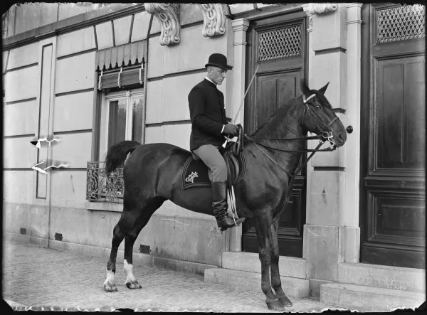 Afbeelding uit: 1891. Stalhouder Van der Kuijlen te paard voor zijn huis aan de kade.
