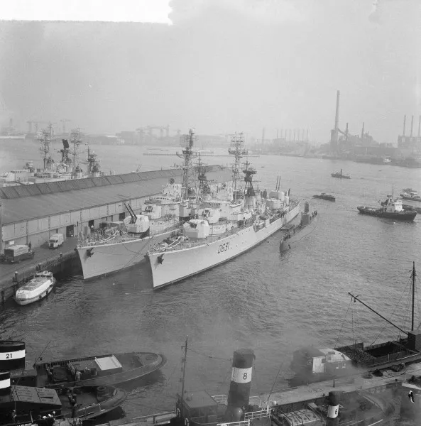 Afbeelding uit: mei 1964. Vier jagers en twee onderzeeboten van de Franse marine op bezoek in Amsterdam. De pier werd dat jaar ook gebruikt voor bezoeken van de Amerikaanse en Britse marines.