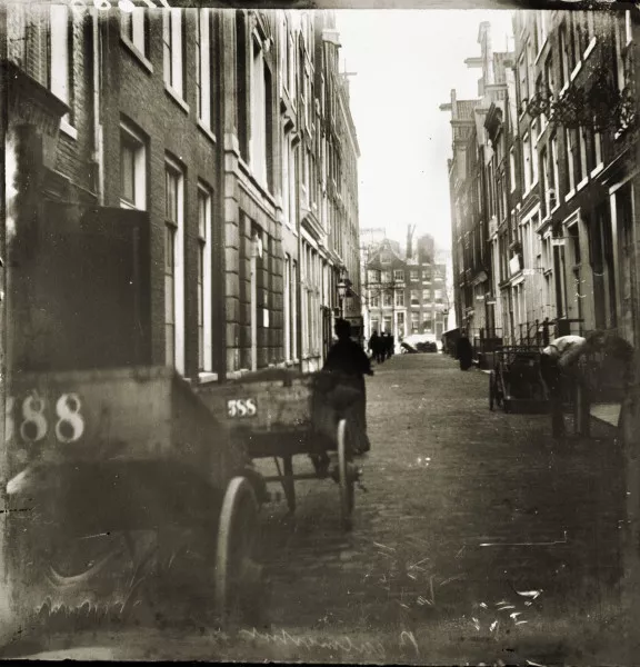 Afbeelding uit: 1890-1900. De Beulingstraat, met links in het midden nummer 8.
Bron afbeelding: SAA, bestand 010104000248.