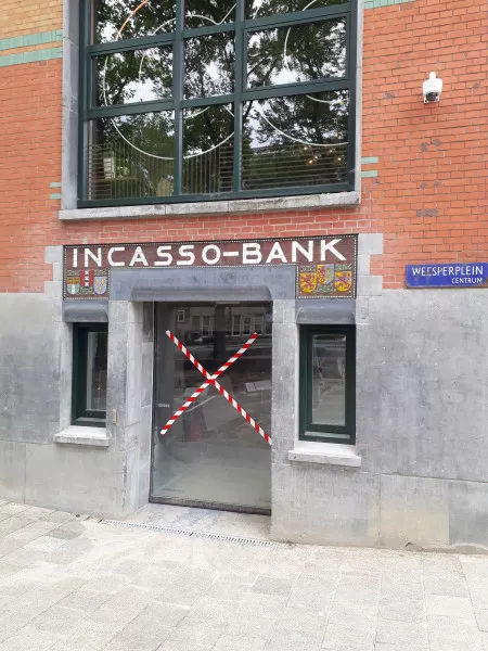 Afbeelding uit: augustus 2019. Ingang van de Incasso Bank, die een filiaal had in de beurs.