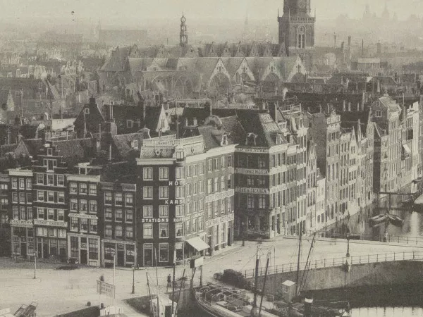 Afbeelding uit: circa 1895. De voorlopers. Op de hoek hotel Karsten, rechts daarvan hotel Prins Hendrik. (Uitsnede van een panoramafoto)
Bron afbeelding: SAA, bestand ANWQ00376000001.