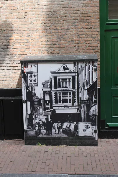 Afbeelding uit: augustus 2019. Foto uit de beeldbank van het Stadsarchief aangebracht op een kabelkast in de Stormsteeg, tegenover het huis.