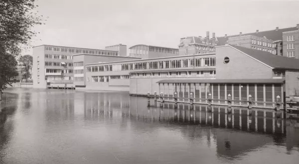 Afbeelding uit: circa 1950. Singelgracht-zijde, oorspronkelijke situatie, nog met botenhuis. In het lange lage gebouw langs het water waren garages en stallen.
Bron afbeelding: SAA, bestand 010012000592.