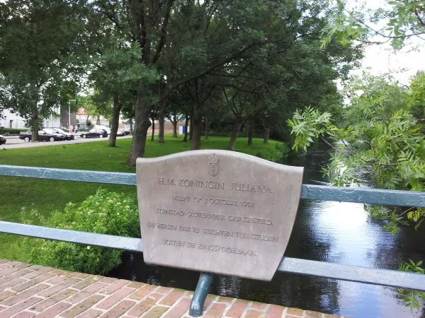 Afbeelding uit: september 2012. Slotermeer werd in 1952 geopend door koningin Juliana. Deze plaquette op een brug in de Burgemeester de Vlugtlaan herinnert aan die dag, 7 oktober 1952.