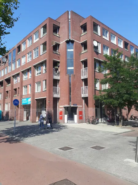 Afbeelding uit: augustus 2019. Hoek Wibautstraat - Blasiusstraat (rechts).