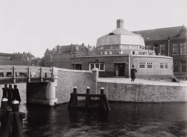 Afbeelding uit: circa 1930. Het badhuis op het Wittenburgerhoofd (geopend 1924, gesloten 1971, afgebroken 1975).
Bron afbeelding: SAA, bestand 010012000572.