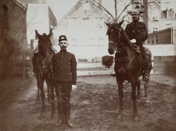 Afbeelding uit: circa 1900. Agenten en paarden van de bereden politie.
Bron afbeelding: SAA, bestand HDAB00001000009_002.