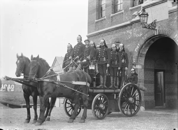 Afbeelding uit: 1892. Brandweerpost Van Baerlestraat. De brandwachten staan op de stoomspuit Triton.