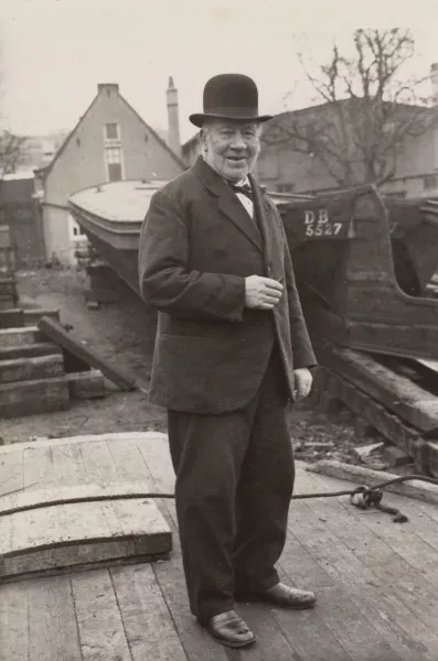 Afbeelding uit: maart 1930. Dirk Broerse (1851-1936), zoon van Gerrit. Op de achtergrond het huisje.
Bron afbeelding: SAA, bestand OSIM00006001768.