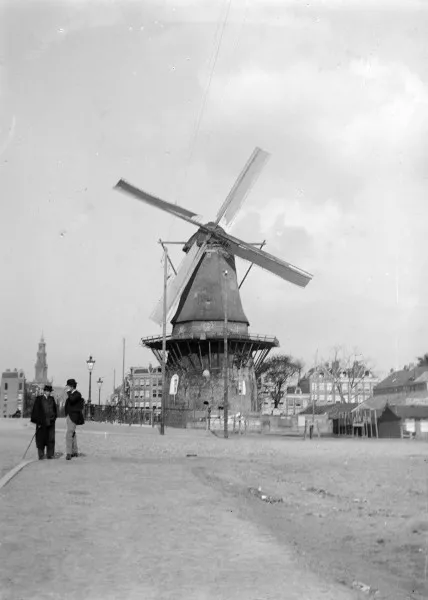 Afbeelding uit: circa 1896. Molen De Victor werd in 1898 afgebroken, als een van de laatste van de tientallen molens die eerder op de Schans stonden. De Victor stond in het verlengde van de Rozengracht.
Bron afbeelding: SAA, bestand 010162000099.