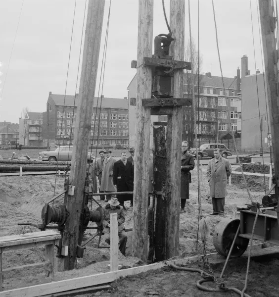 Afbeelding uit: december 1955. De eerste paal voor het westelijke blok ging in december 1955 de grond in.
