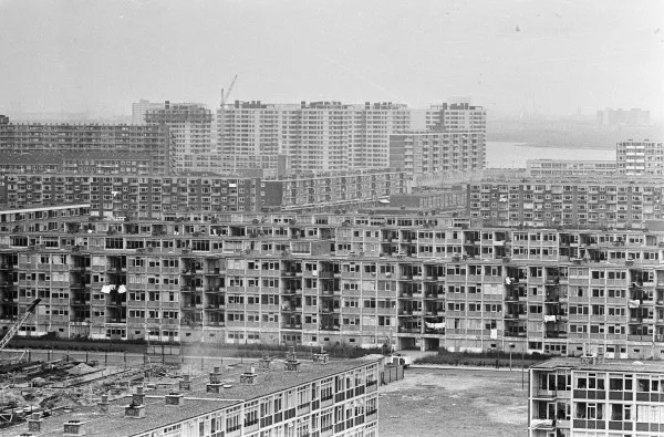 Afbeelding uit: februari 1967. Gezien naar het oosten. Op de achtergrond rechts de Sloterplas, en in het midden de flats van Torenwijck (Ruimzicht/Vrijzicht).