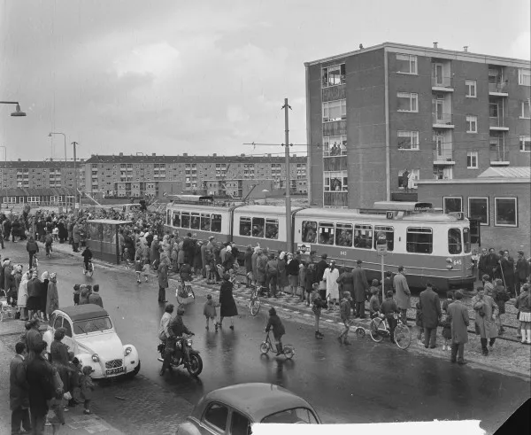 Afbeelding uit: september 1962. Eerste rit van tram 17, de lijn van CS naar Osdorp. Halte aan Tussen Meer.