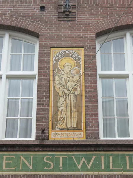 Afbeelding uit: september 2019. Sint Antonius van Padua, theoloog en kerkleraar, te herkennen aan de lelietak.