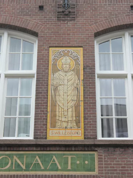 Afbeelding uit: september 2019. Sint Willebrord, aartsbisschop, apostel der Friezen. Te herkennen aan zijn attributen: mijter, staf en een schaalmodel van een kerk.