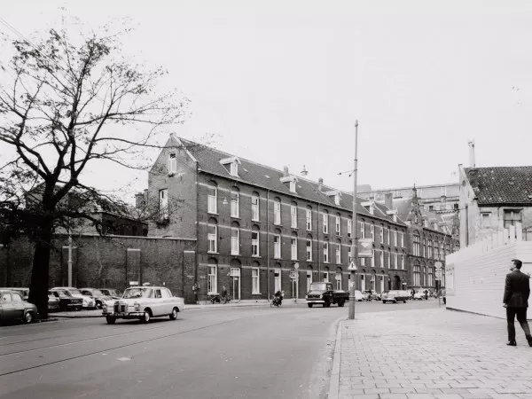 Afbeelding uit: september 1968. Links van de huizen een stukje gevangenismuur; rechts het kantongerecht.
Bron afbeelding: SAA, bestand 010122029252.