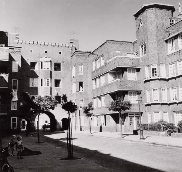 Afbeelding uit: augustus 1959. De oorspronkelijke poort naar de Ben Viljoenstraat.
Bron afbeelding: SAA, bestand 010122038254.