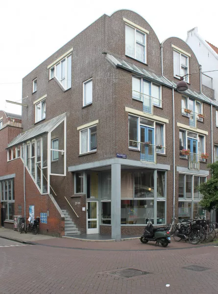 Afbeelding uit: september 2019. Willemsstraat hoek Palmdwarsstraat (links).