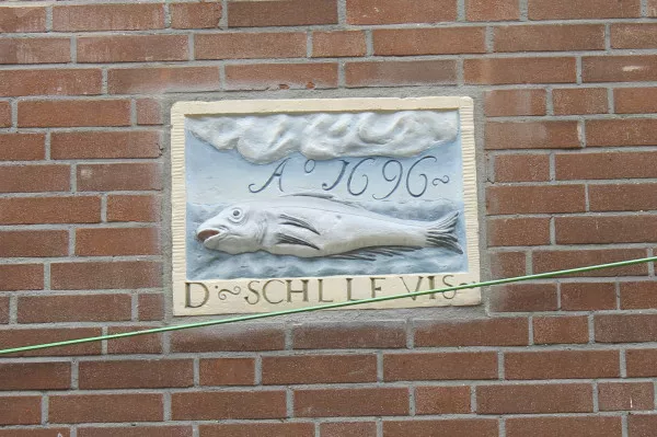 Afbeelding uit: september 2019. Gevelsteen in de Palmdwarsstraat, met de tekst "Aº 1696 D SCHLLEVIS". Een huis dat hier eerder stond was vernoemd naar de molen De Schelvis, die tot 1880 ten westen van de stad stond.