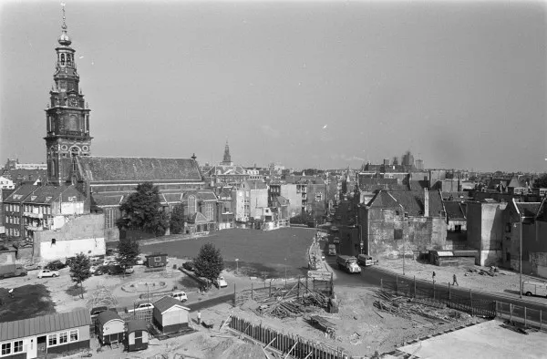 Afbeelding uit: september 1969. Kaalslag in de Nieuwmarktbuurt. Onderaan is het terrein waar tien jaar later begonnen werd met de bouw van het Pentagon.