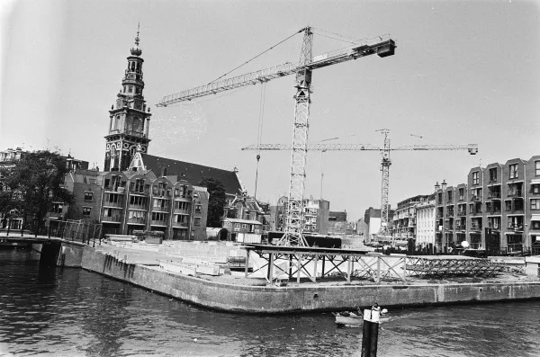 Afbeelding uit: mei 1982. Links staat de door Bosch & Van Eyck ontworpen nieuwbouw aan de Moddermolenstraat, rechts die in de Antoniesbreestraat. Op de voorgrond wordt gewerkt aan het Pentagon.
