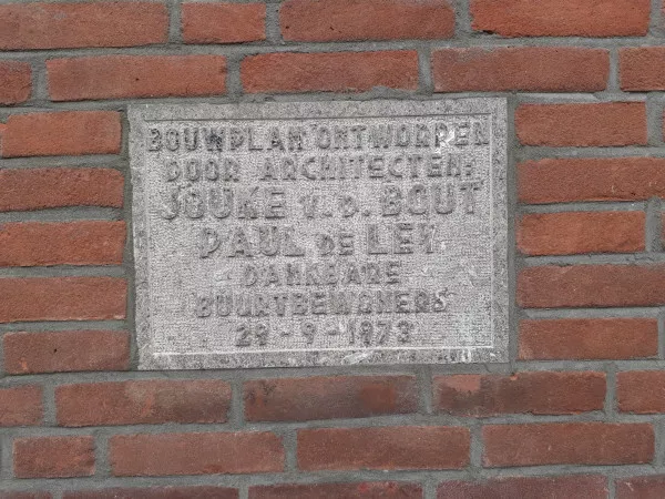 Afbeelding uit: september 2019. Gedenksteen in de gevel van Bickersgracht 208-218.