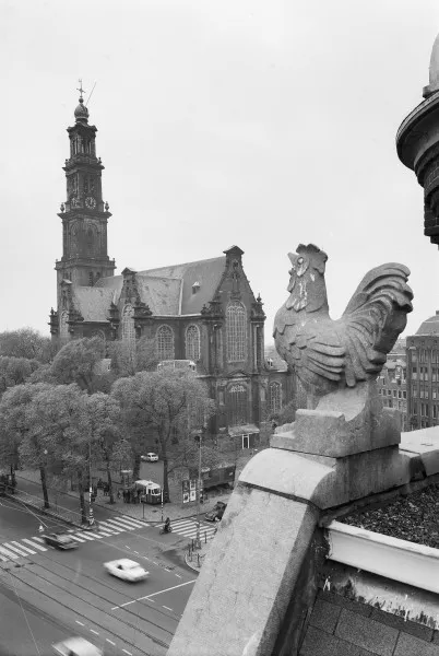 Afbeelding uit: mei 1975. De haan op de hoek Keizersgracht kijkt uit op de Westerkerk. Foto collectie RCE, obj.nr 167.473.