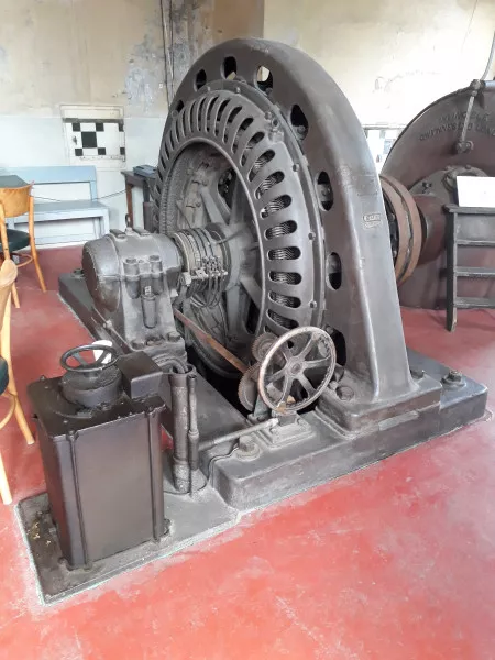 Afbeelding uit: september 2019. Een van de elektromotoren van Smit uit Slikkerveer. Rechts (gedeeltelijk) een van de centrifugaalpompen van de Engelse firma Gwynnes.