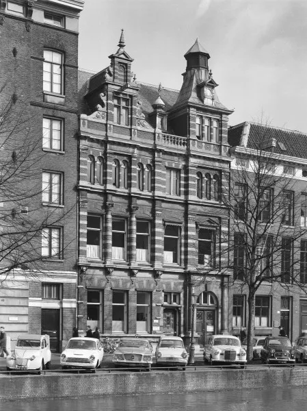 Afbeelding uit: maart 1964. Nog met torentje op de rechter hoek. Foto collectie RCE, obj.nr 92.824.