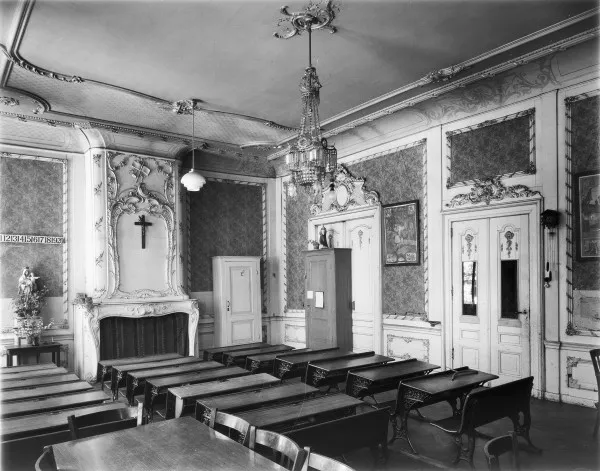 Afbeelding uit: 1952. Een klaslokaal op de eerste verdieping. Foto collectie RCE, obj.nr 43.402.