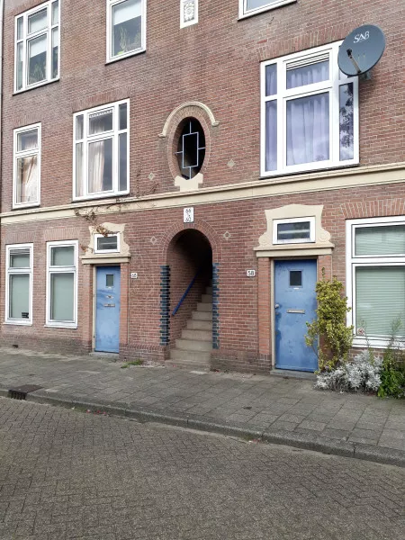Afbeelding uit: september 2019. Vlietstraat. Er is geprobeerd om de deurportalen een klassieke 'look' te geven, met pilasters en een natuurstenen (?) bekroning.