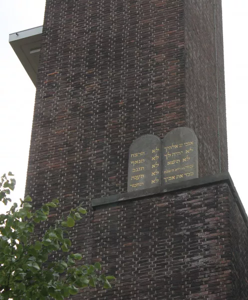 Afbeelding uit: september 2019. Op de toren staan de tafelen der wet: de stenen met daarop de tien geboden die Mozes van God had ontvangen.