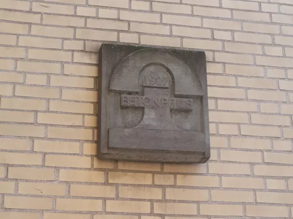 Afbeelding uit: augustus 2019. In een hoekje aan de Avercampstraat hangt de plaquette behorend bij de Betonprijs.